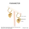 Dettaglio dei ciondoli a cuore 3D 14mm su orecchini a cerchio in acciaio dorato da 15mm - Oro (KB203312-Z)