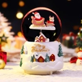 Boule à neige musicale de Noël avec traîneau du Père Noël et village enneigé en résine - Moyen 80# Lumière LED + Chute de neige / 24109 Voiture rose