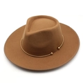 Detail van een bruine wollen fedora met een gouden metalen band en kraalaccenten - M(56-58cm) / Khaki