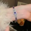 Elegantes Zirkon-Blumenarmband mit einem lila Mittelstein am Handgelenk eines Models gezeigt - Floral-Geometrischer Stil (9#)