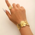 Set di gioielli girasole dorati con anello floreale dettagliato e bracciale rigido aperto - Set Bracciale e Anello Girasole Delicato