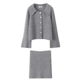 Detail van grijze grofgebreide cardigan en minirok set met ribtextuur en knopen - Eén maat / Grijs (Cardigan En Rok)