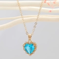 Minimalistische Herz-Kristallkette mit blauem Edelstein und Goldkette auf einem Ständer - Blau