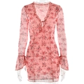 Détail de la robe courte en tulle rose à fleurs avec col en V noué et manches évasées - S / Rose