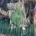 Leaf-shaped green leather magnetic hat clip for outdoors with gold textured metal ring - Leaf Green