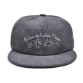 Detalle del bordado de cactus en la gorra de cinco paneles de pana gris oscuro - Gris
