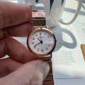 Montre quartz femme or rose avec cadran blanc, chiffres arabes et dateur intégré - Bracelet Or Rose Cadran Blanc