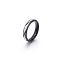 Anello in acciaio al titanio nero con finitura argento spazzolato e motivi diagonali - US 7 / Modello da Donna (KR82617-K)