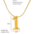 Minimalistische Goldkette mit Nummer 1 Anhänger aus 18k vergoldetem Edelstahl auf Weiß - Zahl 1 Ballonstil (SP731G-1)