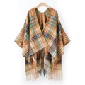 Poncho in maglia bohémien con motivo chevron colorato e lunghe frange in stile etnico - Motivo a Onde Beige