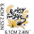 Detalle macro del parche bordado 'Enjoy your Life' con costuras precisas y dimensiones - Patrón Enjoy your Life (X3SJ-078-13) / 1 Pieza