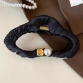 Pince à cheveux élégante en satin noir avec perle décorative et détail doré chic - Pince à Cheveux en Satin Plissé (66#) / Noir