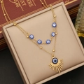 Detail der goldenen Doppelschicht-Halskette mit blauen Evil-Eye-Perlen und Sonnenanhänger - Stil 4 Fächerförmig
