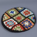 Handgefertigte Häkelbaskenmütze im Granny-Square-Stil mit bunten Boho-Mustern und schwarzem Rand - M (56-58cm) / Schwarz