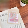 Detailansicht der rosa Acryl-Hasen-Haarspangen mit Good Luck Schriftzug auf Karte - Schal Hase Set