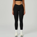 Schwarze High-Waist-Yogahose mit Cross-Taille und Seitentaschen am Model getragen - S / Premium Schwarz