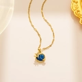 Collana in acciaio al titanio con ciondolo pianeta blu e stelle dorate su beige - Pianeta Blu Oro (313)
