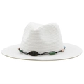 Dettaglio di cappello in paglia bianco con fascia di perline e stemma in metallo retrò - M (56-58cm) / Bianco