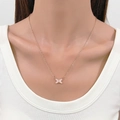 Collar de corazón rosa en oro rosa usado por modelo con top blanco de estilo minimalista - Esmalte Rosa Cruzado (11835)