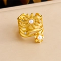 Elegante anillo multicapa dorado con motivos florales y adornos de perlas blancas - Estilo Doble Flor Perla Diamante de Imitación (R507) / Abierto Ajustable