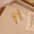 Détail de boucles d'oreilles papillon dorées avec zircons et pendentif goutte rose perle - Rose