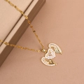 Collier cœur avec ailes dorées et zircons brillants présenté sur un fond cadeau chaleureux - Or 18K / Blanc - Pendentif + Chaîne