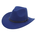 Chapeau de cowboy bleu roi avec bande en cuir cloutée et boucle dorée sur fond blanc - 56-60cm / Bleu royal