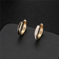 Elegante 14K vergoldete Creolen mit schwarz-weißen Emaille-Streifen auf Lederuntergrund - Groß / 14K Gold Weiß