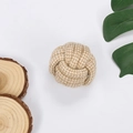 Vista ravvicinata di una palla di corda in cotone intrecciato per cani con fibre naturali - Palla di Corda 8cm 95g