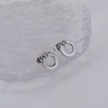 Pendientes de botón redondos geométricos minimalistas en plata con diamantes y acabado 18K - Color Acero
