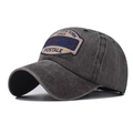 Détail de la broderie New York 1865 sur casquette de baseball en coton lavé gris foncé - Réglable / Café Lavé