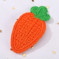 Simpatica molletta per capelli a carota fatta a mano in filato di cotone arancio e verde - Carota