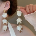 Boucles d'oreilles fleurs blanches élégantes avec pétales à trois couches et chaînes dorées - Style Long Gland à Pétales Empilés à Trois Couches (97#) / Blanc