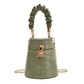 Sac seau vert à motif crocodile avec chaîne dorée et détail de poignée froncée - Vert