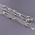 Detail von 1,5 mm Edelstahl-Kugelkätten mit Karabinerverschlüssen und Anhängern - Silber