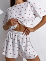 Detail der weißen Loungewear aus Lochstickerei mit süßem rotem Kirsch-Print-Muster - S / Kirsche