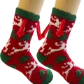 Dettaglio calze festive rosse e verdi con motivo a renna e piccolo fiocco decorativo - Modello 8 (Rossi Verdi Albero Natale Corna)