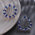 Pendientes dorados elegantes con circonitas azul oscuro asimétricas de corazón - Azul Zafiro