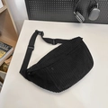 Borsa a tracolla in velluto a coste nero con cinturino regolabile su scrivania bianca - Nero