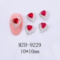 Detail eines roten Herz-Nagelkunst-Anhängers mit silberner Love-Gravur und kleinen Kristallen - 9229 Rot