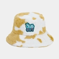 Dettaglio del cappello alla pescatore in peluche con stampa mucca e ricamo Chill OUT - M (56-58cm) / Giallo (Stampa Mucca)