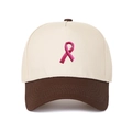 Detailansicht einer zweifarbigen 5-Panel-Basecap mit rosa Schleifenstickerei. - Verstellbar / Beige-Kaffeebraune Krempe