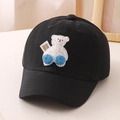 Detalle de parche de oso tejido y etiqueta COOL DUDE en gorra de béisbol negra para niños - 52cm (Recomendado para Niños de 3 a 8 Años) / Negro