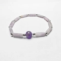 Detailansicht natürlicher Amethystperlen und Silber-Zwischenperlen am Perlenarmband - Lilafarbener Amethyst