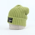 Berretto in maglia a trecce verde avocado con toppa vintage a lettere da donna - verde chiaro