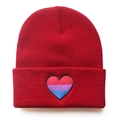 Detaillierte Ansicht einer roten Strickmütze mit Bisexuellen-Stolz-Herzbestickung. - Verstellbar / Bisexuelle Fierté Weinrot