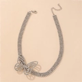 Detail einer vierreihigen Strass-Halskette mit einem funkelnden Schmetterlingsanhänger - Silberne Schmetterlings-Choker-Halskette