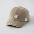 Dettaglio del cappellino da baseball in cotone kaki con lettera B ricamata in 3D - 48cm (6 Mesi-2 Anni) / Cachi