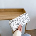 Portafoglio lungo da donna con motivi geometrici bianchi e dettaglio zip dorata lucida - Bianco