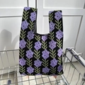 Minimalistische gebreide draagtas met paarse bloemmotieven op een zwarte geribbelde basis - Lavendel zwart & paars